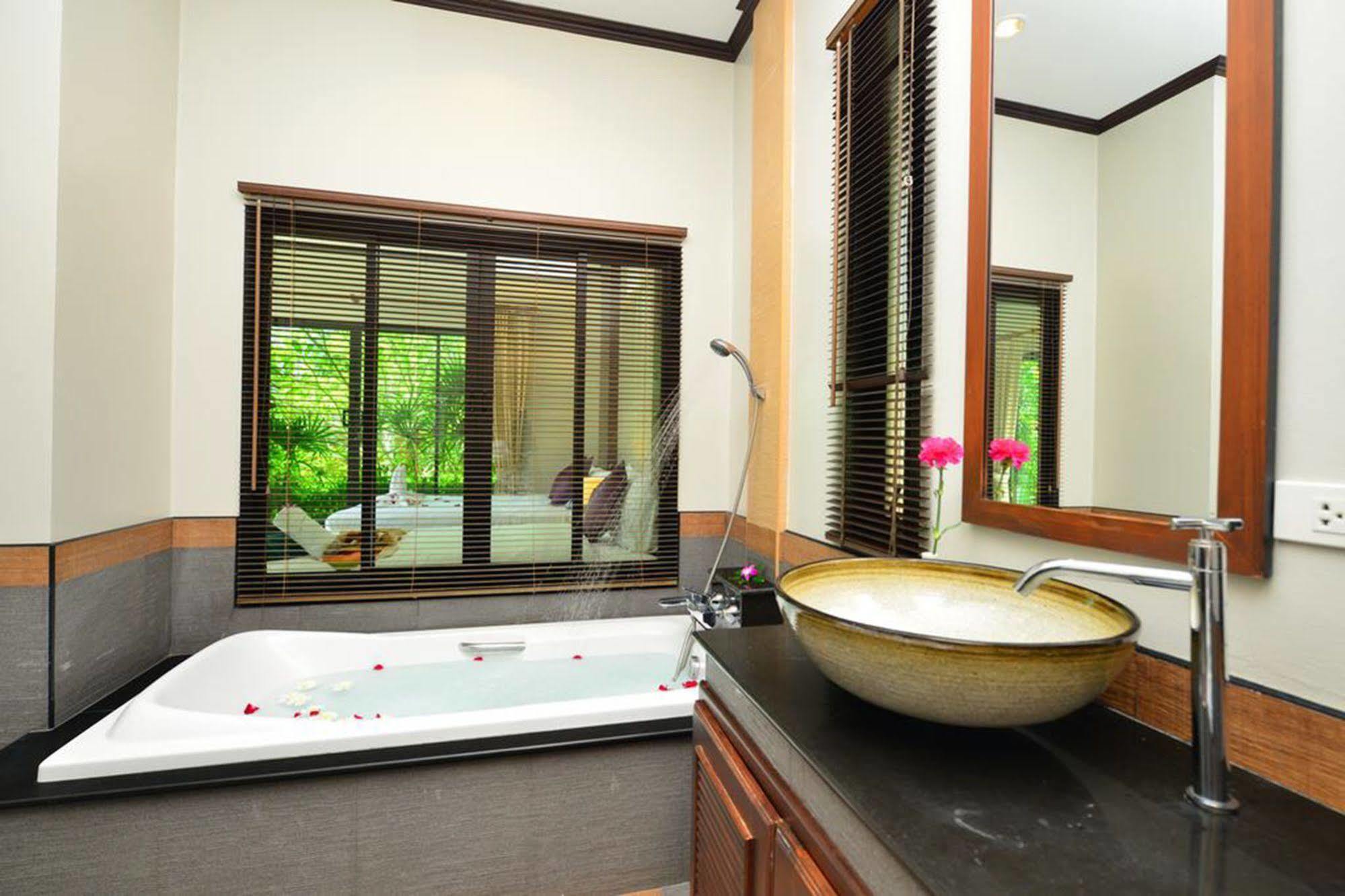 Naiharn Garden Villa Phuket Bagian luar foto