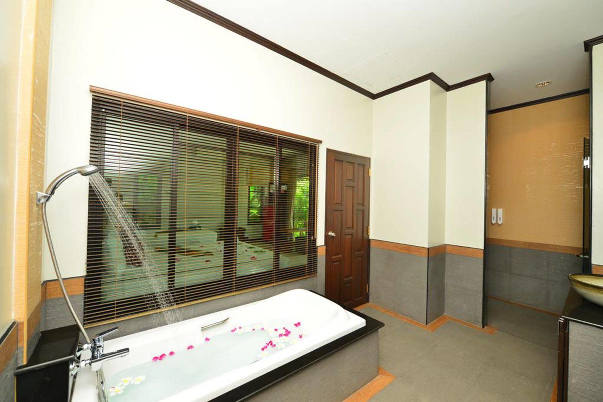 Naiharn Garden Villa Phuket Bagian luar foto